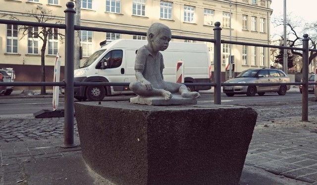 Betonowy chłopiec był prezentem na urodziny Gdyni. Rzeźba stała na ulicy 10 lutego