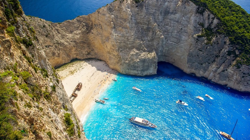 Navagio, czyli Plaża Wraku, to być może najsłynniejszą plaża...