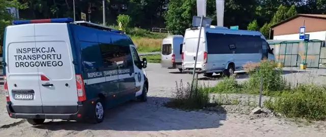 Inspektorzy małopolskiej Inspekcji Transportu Drogowego kontrolują autobusy oczekujące na pasażerów na dworcu w Miechowie. Dzięki prewencyjne akcji udało się zatrzymać kierowcę po spożyciu alkoholu, zanim wyjechał na trasę z pasażerami