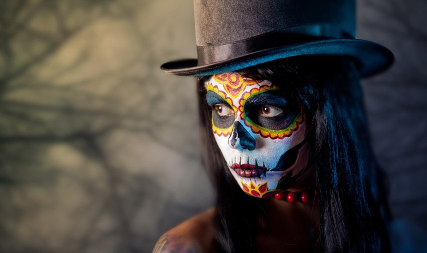 Pomalowane twarze i kostiumy z okazji Dia de Muertos to być...