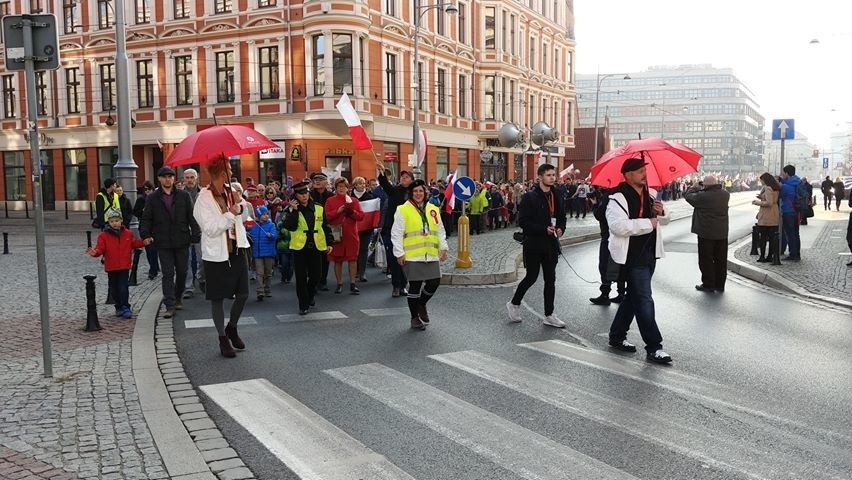 Radosna Parada Niepodległości przeszła przez Wrocław [ZDJĘCIA]