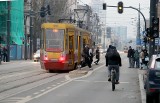 Łódzkie śluzy przed przystankami tramwajowymi bez sygnalizacji świetlnej cieszą kierowców i martwią pieszych