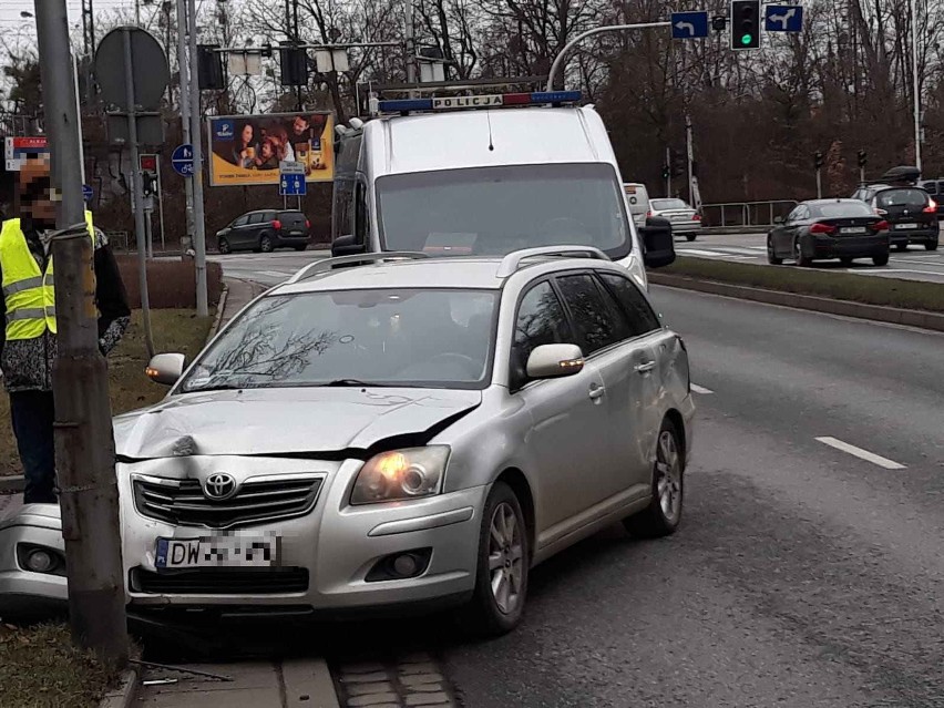 Wypadek na Ślężnej. Toyota skosiła latarnię [ZDJĘCIA]