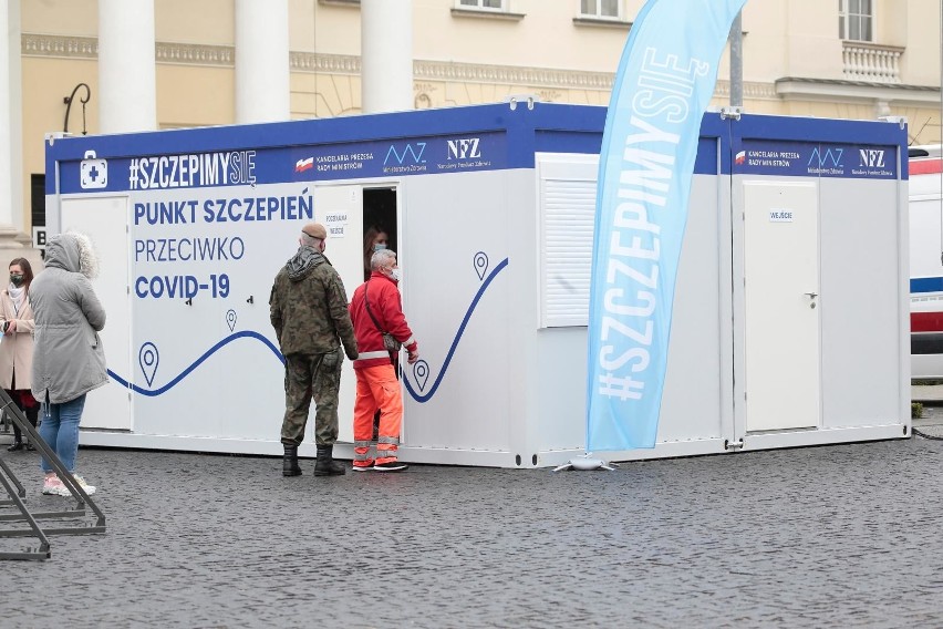 Mobilny punkt szczepień i kolejki w Warszawie