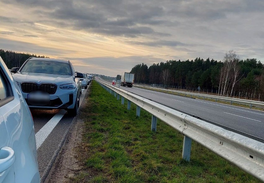 Zablokowany pas na S19 w Nisku. Samochód ciężarowy utkwił w nocy na poboczu