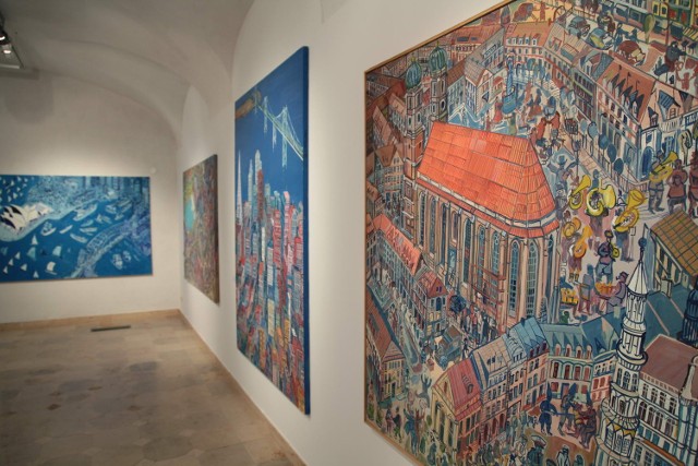 Tytuł wystawy "E.Dwurnik w Lublinie" nawiązuje do stempli, którymi artysta sygnuje swoje prace wraz z informacją , która to już w jego dorobku  