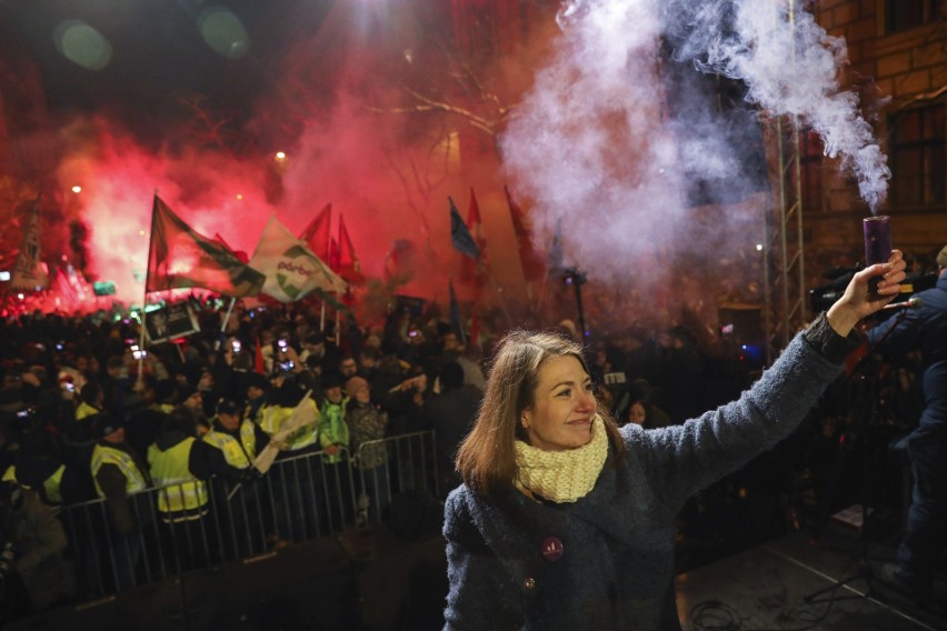 Węgry: "Ustawa niewolnicza" przelała czarę goryczy, protesty w Budapeszcie [ZDJĘCIA] Politycy opozycji usunięci siłą z budynku telewizji