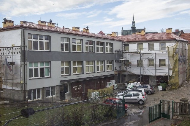 Budynek Samorządowego Zakładu Opieki Zdrowotnej w Pińczowie od strony południowej już zyskał nową elewację.
