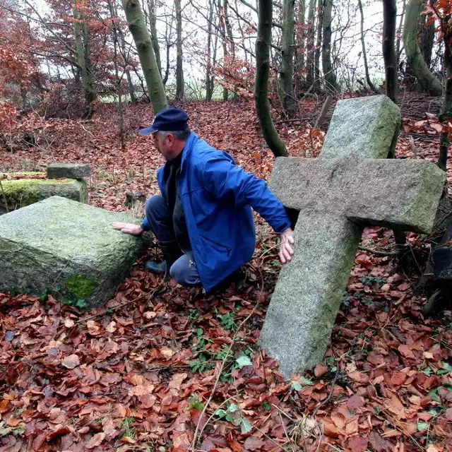 Sołtys Kazimierz Szczegielniak pokazuje resztki po grobowcu generała von der Marvitza.