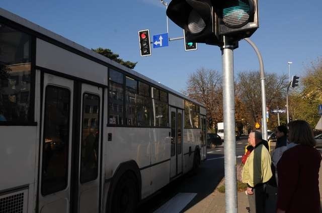 Po zainstalowaniu świateł na skrzyżowaniu ulic Żwirki i Wigury - św. Józefa piesi czują się bezpieczniej, ale kierowcy narzekają na tworzące się korki