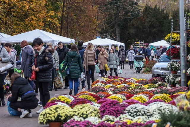 Gdańszczanie odwiedzają swoich bliskich na cmentarzu Srebrzysko