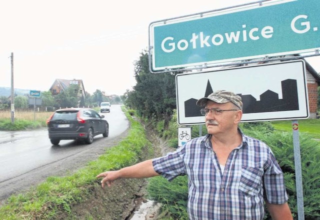 Jan Świtecki z Gabonia martwi się o dzieci ze swojej wioski, które muszą umykać przed samochodami