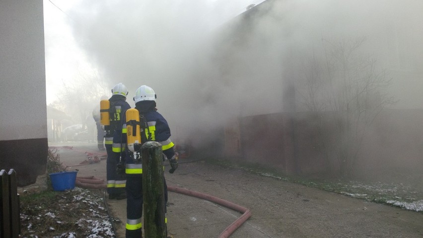 Pożar domu jednorodzinnego w Grabinie. Na szczęście nikt nie ucierpiał