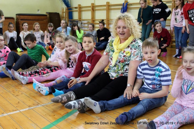 Dzień Kolorowej Skarpetki i Światowy Dzień Zespołu Downa w szkole w Wicku.