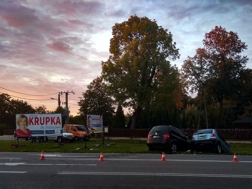 Wypadek na skrzyżowaniu w Staszowie. Cztery osoby ranne, w tym kobieta w ciąży 