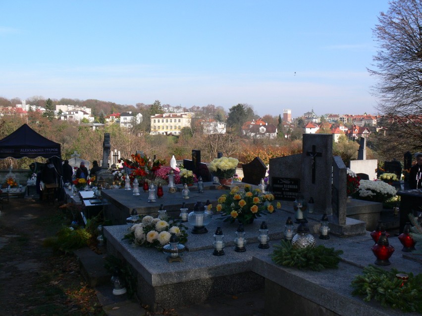 Kwestujący nie zapomnieli o zabytkowym cmentarzu Świętego Pawła w Sandomierzu 