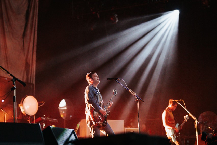 Koncert Kings of Leon we Wrocławiu. Zobaczcie, jak bawiła się publiczność na stadionie Tarczyński Arena [FILMY, ZDJĘCIA Z KONCERTU]