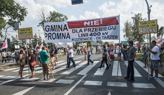 Protest przeciwko linii energetycznej 400 kV - blokada drogi krajowej numer 7 w Pamiątce.