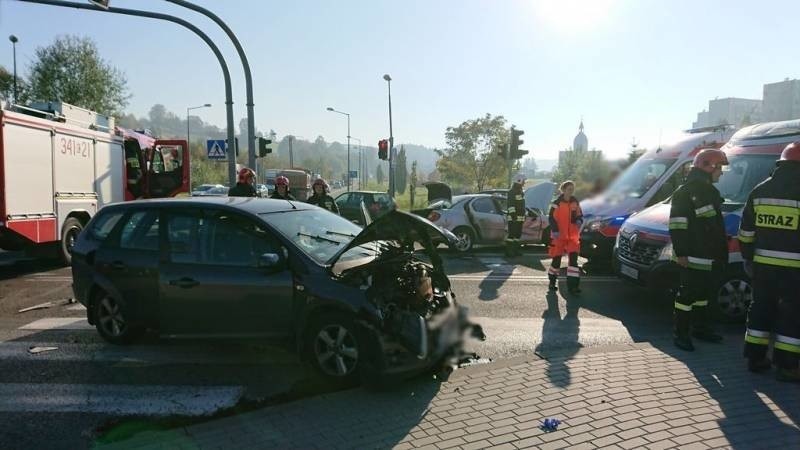 Nowy Sącz. Zderzenie dwóch osobówek na ul. Barskiej. W szpitalu kobieta w ciąży i dziecko [ZDJĘCIA]