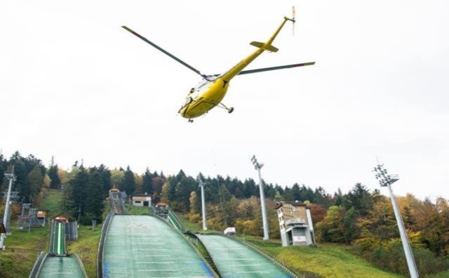 Skoczna narciarska w kompleksie Skalite w Szczyrku będzie miała tory lodowe. Montaż systemu właśnie trwa