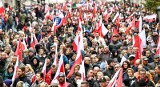 Tysiące zgromadzonych na Długim Targu odśpiewało hymn Polski