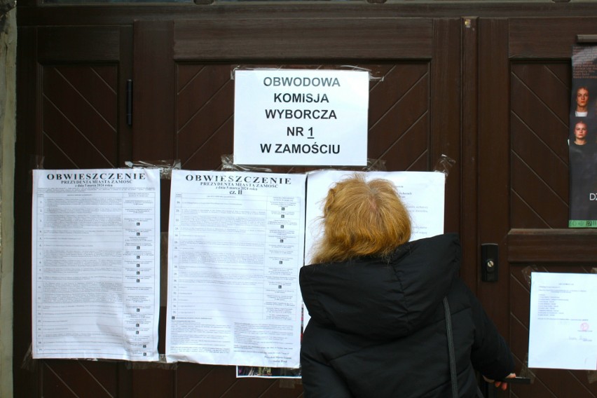 Druga tura wyborów w obwodowej komisji nr 1 w Zamościu (przed godz. 11)