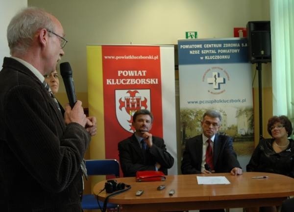Henryk Fraszek przy mikrofonie. Za stołem siedzą od lewej: starosta kluczborski Piotr Pośpiech, wiceminister zdrowia Marek Haber i dyrektor szpitala powiatowego w Kluczborku Renata Jażdż-Zaleska.