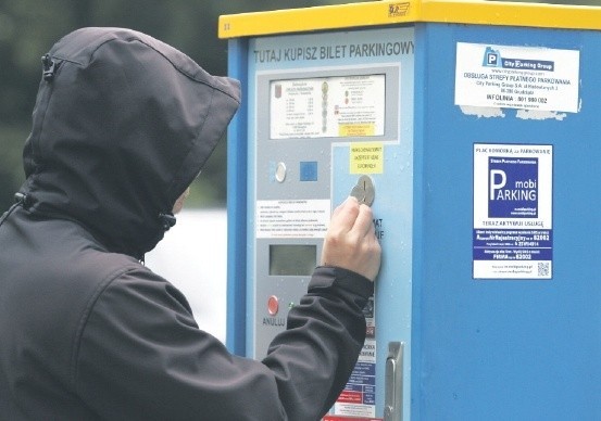 Najwiecej oszustów, którzy biorą opłaty za bilety z parkomatów jest przy ul. Wojska Polskiego.