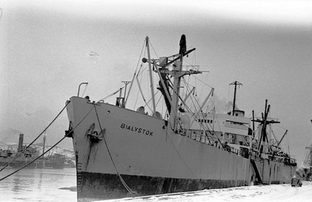 SS Białystok (od Steam Ship - statek parowy) to drobnicowiec wybudowany w 1942 roku w Portland w Stanach Zjednoczonych. Mierzył niemal 135 metrów i zanurzał się na 8,2 metra. Silnik parowy o mocy 1838 kW pozwalał mu płynąć z szybkością 10,5 węzłów.W czasie II wojny światowej statek pływał w konwojach atlantyckich. Później został przejęty przez Polskie Linie Oceaniczne. Pływał na linii południowoazjatyckiej, a od 1961 roku na linii Gdynia - Hawana. W 1963 roku statek został przekazany nieodpłatnie na rzecz Polskiej Żeglugi Morskiej.Zobacz też: Statki Białystok i Ziemia Białostocka. Sławiły imię miasta na morzach i oceanachSS BiałystokTyp statku: drobnicowiecRok budowy, stocznia: 1942, Portland (Stany Zjednoczone)Okres eksploatacji w PLO: 1951 - 1963Nośność: 10200 TDWDługość całkowita: 134.6 mSzerokość: 17.4 mZanurzenie: 8.2 mRodzaj napędu: silnik parowyMoc SG: 1838 kWPrędkość: 10.5 w