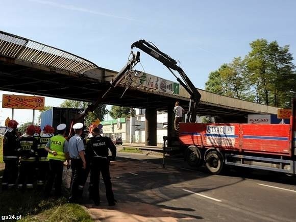 Ciężarówka całkowicie zablokowała wyjazd z miasta.