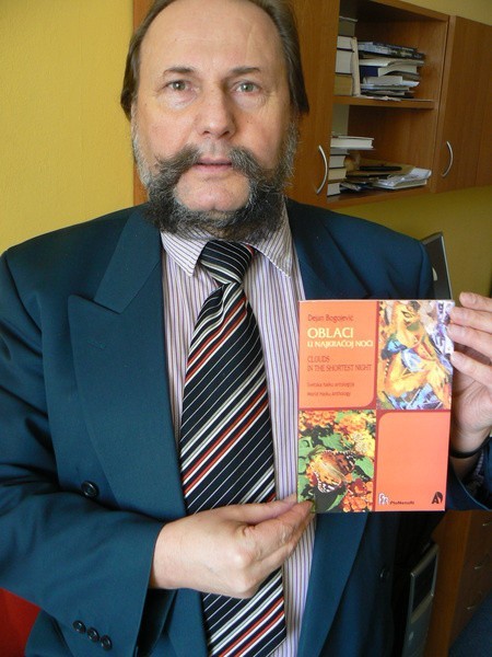 Bogumił Wtorkiewicz z tomem wierszy haiku, który właśnie dotarł z Belgradu do Kielc.