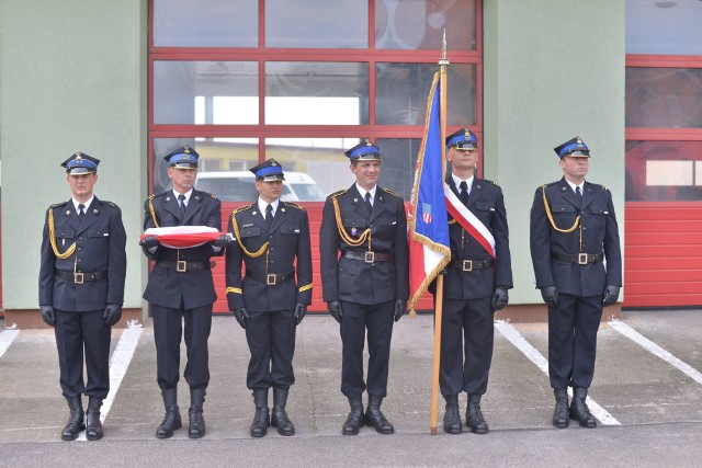 Wydarzenie rozpoczęło się od odegrania hymnu państwowego przy uroczystym wciągnięciu flagi Polski na strażacki maszt.