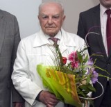 Najstarszy praktykujący lekarz w Polsce pracuje w Ustce. Ma 94 lata! [WIDEO]