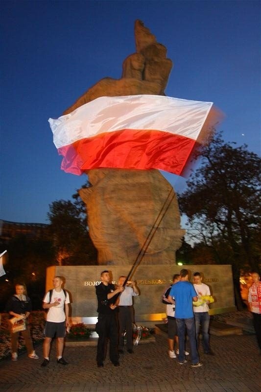 Pochód przeszedł ulicami Piastowską, Zamkową i Krakowską pod...