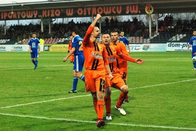 Tak Michał Stachurski (z lewej) fetował zdobycie pierwszej bramki w meczu z Niecieczą. Pierwszy z gratulacjami pospieszył kapitan Krystian Kanarski.