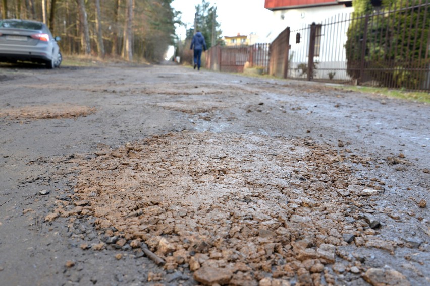 Na Zgórskiej w Kielcach drogowcy zasypali dziury tłuczniem, a nie gliną. Ale kiedy położą tam asfalt?