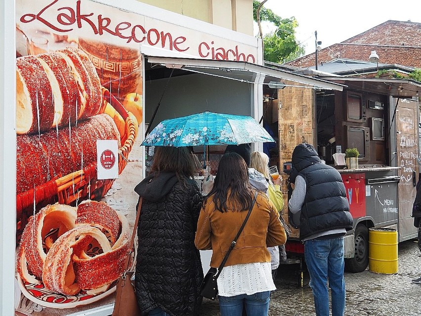 W deszczową sobotę chętnych na "uliczne" przysmaki było...