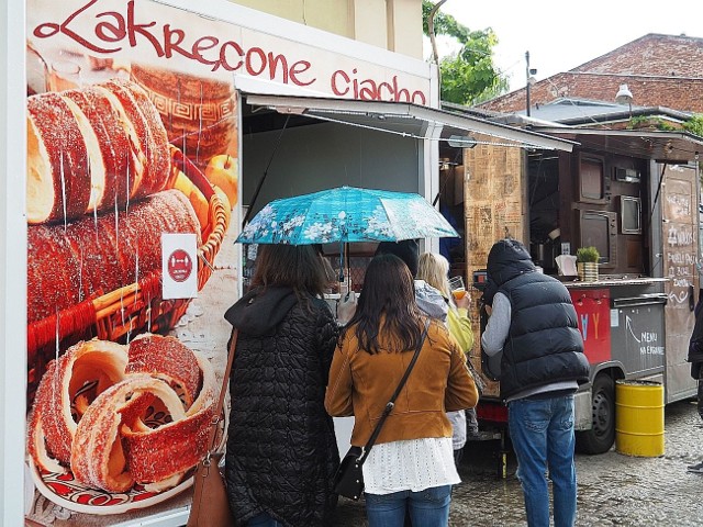 W deszczową sobotę chętnych na "uliczne" przysmaki było niewielu.