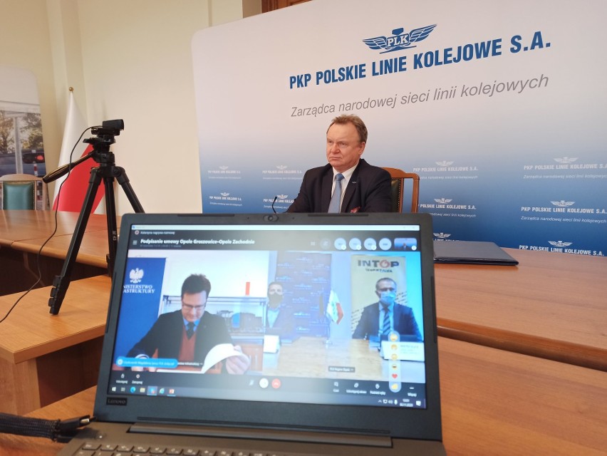 PKP Polskie Linie Kolejowe podpisały umowę na remont torów w...
