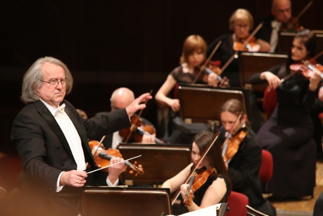 Orkiestra Filharmonii Poznańskiej pod batutą Marka Pijarowskiego podczas koncertu w Filharmonii Narodowej