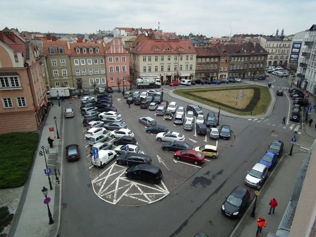 Wiadomo już, że z placu zniknie większość miejsc parkingowych, dziś zajmujących niemal cały plac, nacisk zostanie położony na ruch pieszy