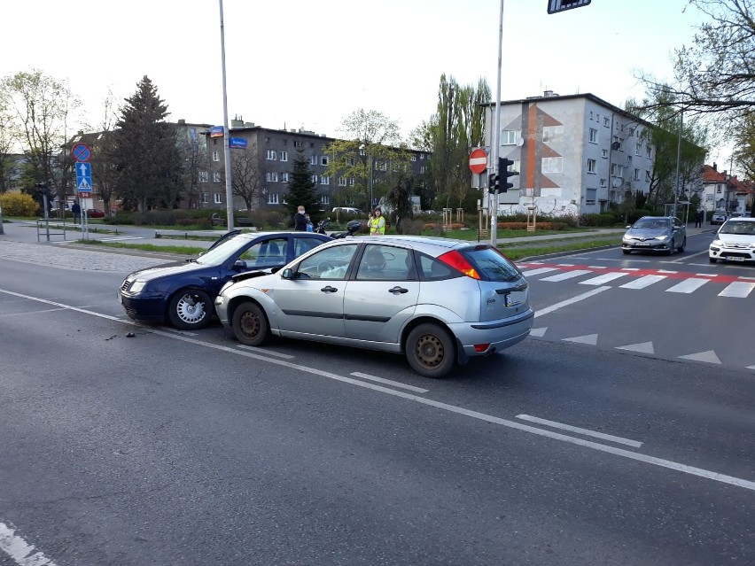 Wypadek na Lotniczej. Kobieta wjechała na czerwonym? (ZDJĘCIA)