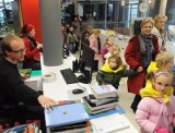 Opole: Maluchy przenosiły książki do nowej siedziby miejskiej biblioteki