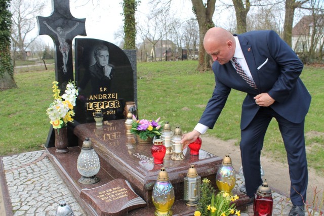 Marian Kowalski zapalił znicze na grobie Andrzeja Leppera.