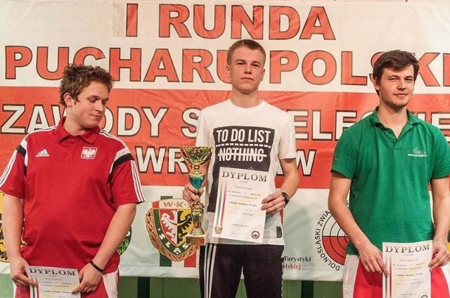 Tomasz Pastuła na najwyższym stopniu podium I rundy Pucharu Polski we Wrocławiu.