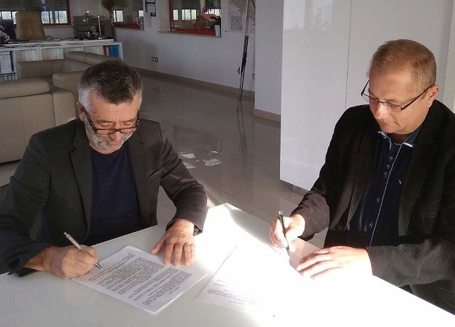 Umowę na zakup średniego samochodu dla Ochotniczej Straży Pożarnej w Gadce, podpisali Ireneusz Zagajny- prezes OSP w Gadce oraz Mirosław Stolarczyk, przedstawiciel dostawcy