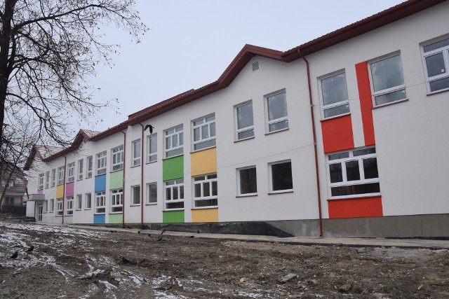 Rozbudowa przedszkola i budowa żłobka w Małogoszczu idą pełną parą. Mamy pierwsze zdjęcia z wnętrza budynku.