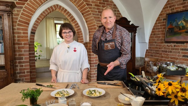 Z Siostrą Dominiką Remigiusz Rączka przygotują proste, ale bardzo smaczne dania: makaron z cukinią i rybą oraz jabłka zapiekane z bakaliami.