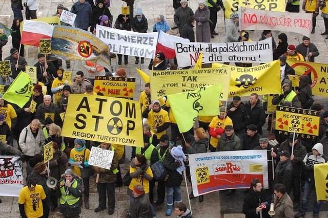 Przeciwnicy budowy elektrowni atomowej w Gąskach protestowali przed koszalińskim ratuszem.