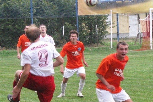 Piłkarze Strumyka (pomarańczowe koszulki) zdobyli w Pilźnie pierwszy punkt w sezonie, ale po meczu czuli niedosyt